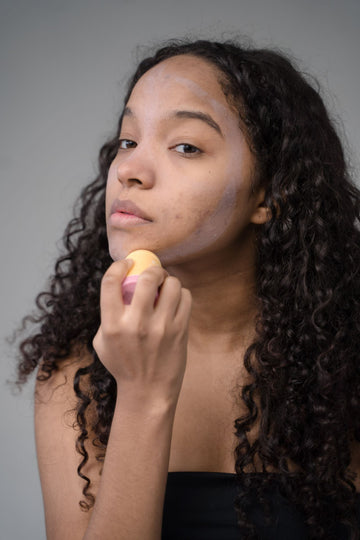 How to Reapply Sunscreen Over Makeup (Without Ruining It)